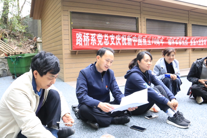 9 周德军同志主持 加强学生思想政治教育座谈会