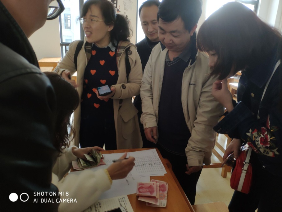 说明: C:\Users\Administrator.USER-20190320NP\Desktop\何莉 党建新闻\党费缴纳现场.jpg