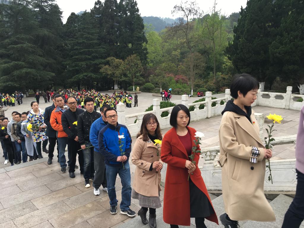 5 路桥系党员敬献鲜花