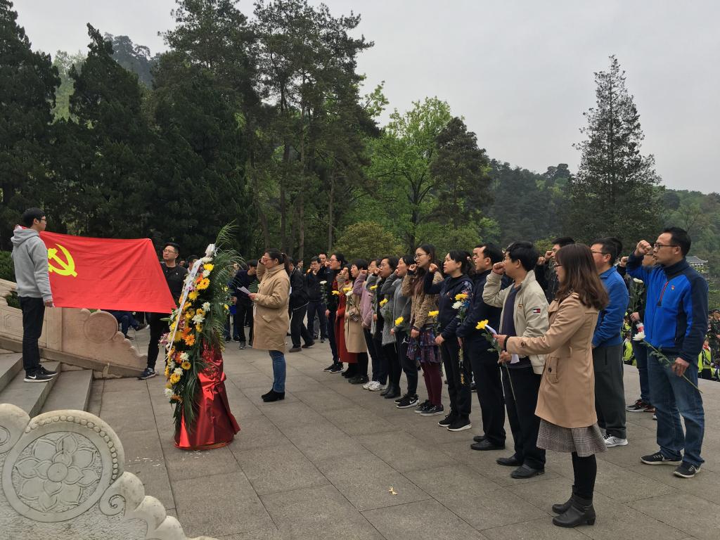 3 马丽同志带领重温入党誓词